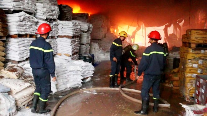 Lửa bao trùm phía trong nhà xưởng - Ảnh: Cảnh sát PCCC cung cấp