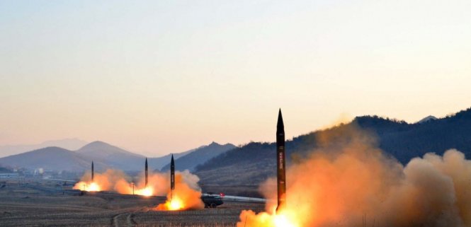 Bình Nhưỡng từng phóng một lúc nhiều tên lửa vào ngày 17-3 năm nay - Ảnh: AFP
