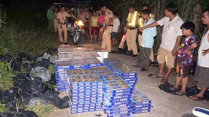 Trên 10.000 gói thuốc lá lậu hiệu Jet và Hero bị nhóm đối tượng nghi vấn bỏ lại hiện trường - Ảnh: V.Vũ.