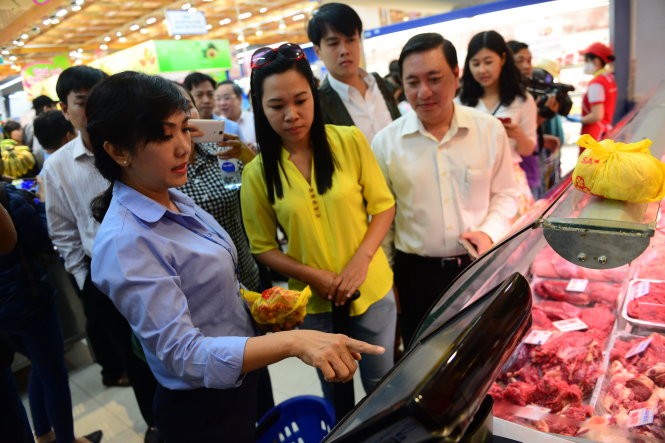 Sau truy xuất nguồn gốc thịt heo, TP. HCM dự tính sẽ truy xuất thêm nhiều mặt hàng khác. Trong ảnh: Truy xuất nguồn gốc thịt heo tại một siêu thị. Ảnh: Quang Định