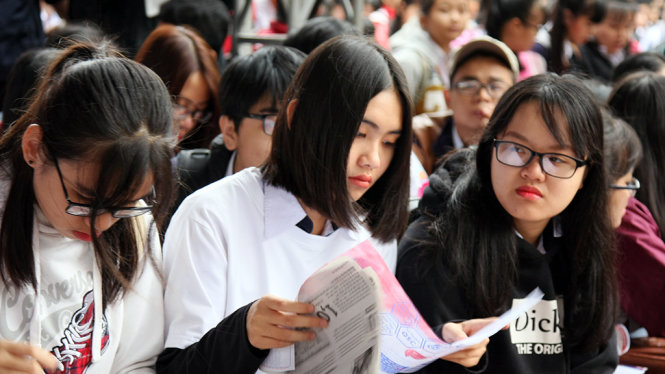 Thí sinh tìm hiểu thông tin tuyển sinh các trường thành viên ĐHQG TP.HCM năm 2017 - Ảnh: TRẦN HUỲNH
