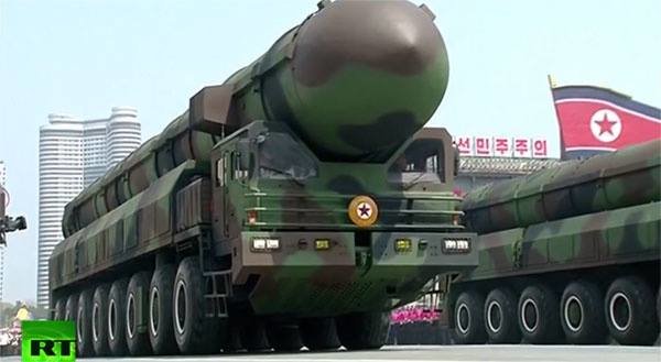 Cận cảnh tên lửa đạn đạo xuyên lục địa (ICBM) thế hệ mới của Triều Tiên trong lễ duyệt binh ngày 15-4 - Ảnh chụp màn hình