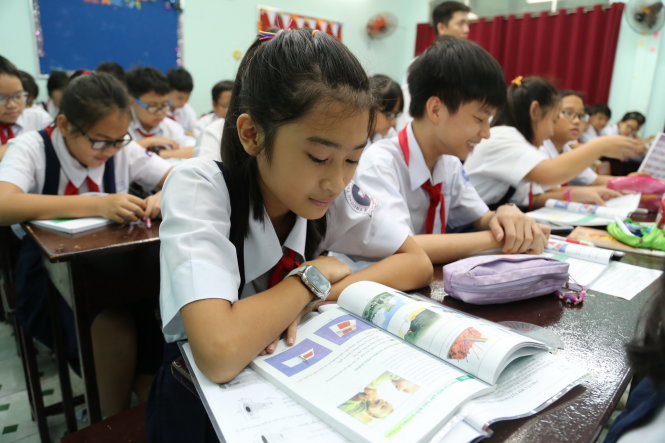 Học sinh lớp 7A1 Trường THCS Lê Quý Đôn (Q.3, TP.HCM) trong giờ học môn vật lý với tài liệu dạy học vật lý do Sở GD-ĐT TP.HCM biên soạn -
 Ảnh: NHƯ HÙNG