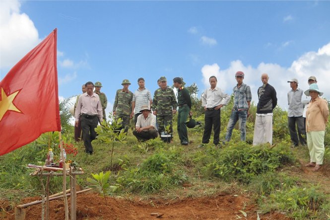 Ông Nga (bìa trái) trong một lần dẫn thân nhân liệt sĩ đi tìm hài cốt - Ảnh: NVCC