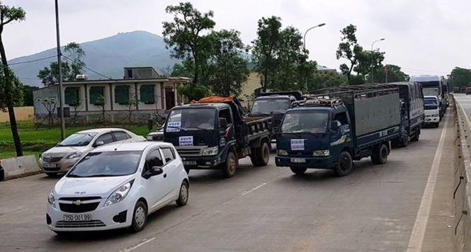 Sáng nay người dân tập trung ôtô để phản đối việc thu phí BOT tuyến tránh TP. Hà Tĩnh - Ảnh: Thắng Dinh