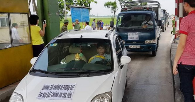 Chủ đầu tư đặt trạm thu phí ở cầu Rác (thuộc xã Cẩm Trung, Cẩm Xuyên, Hà Tĩnh), cách tuyến đường BOT (đường tránh TP Hà Tĩnh) hơn 30km, khiến người dân phải trả phí vô lý - Ảnh: THẮNG DINH