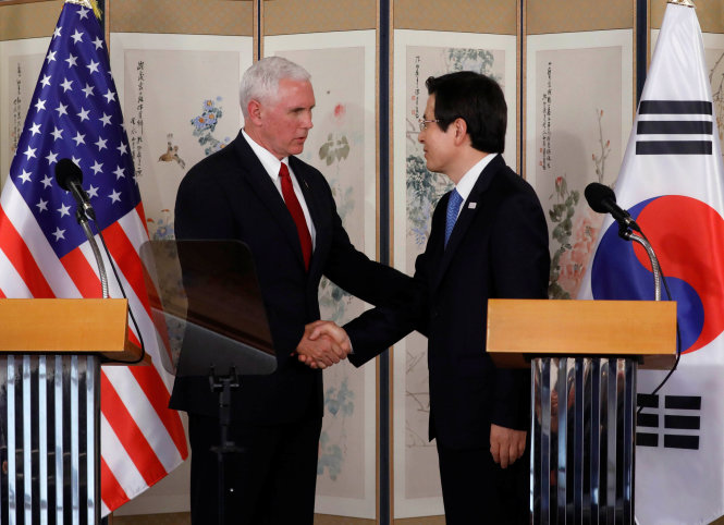 Phó tổng thống Mỹ Mike Pence (trái) bắt tay quyền tổng thống Hàn Quốc Hwang Kyo-ahn trong cuộc họp báo tại Seoul ngày 17-4 - Ảnh: Reuters