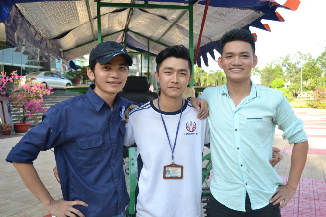 Nhóm chế tạo, từ trái sang: Việt Tân, Thành Tâm và Đình Chương