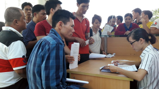 Người lao động tìm hiểu thông tin việc làm tại một sàn giao dịch việc làm do Trung tâm Dịch vụ việc làm TP.HCM tổ chức - Ảnh: QUANG PHƯƠNG