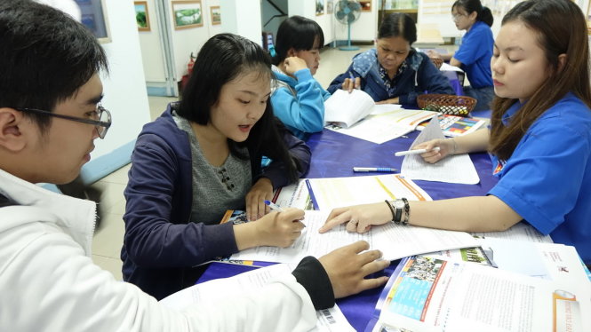 Thí sinh và phụ huynh đến nộp hồ sơ xét tuyển vào Trường ĐH Văn Lang (TP.HCM) năm 2016 - Ảnh: Như Hùng