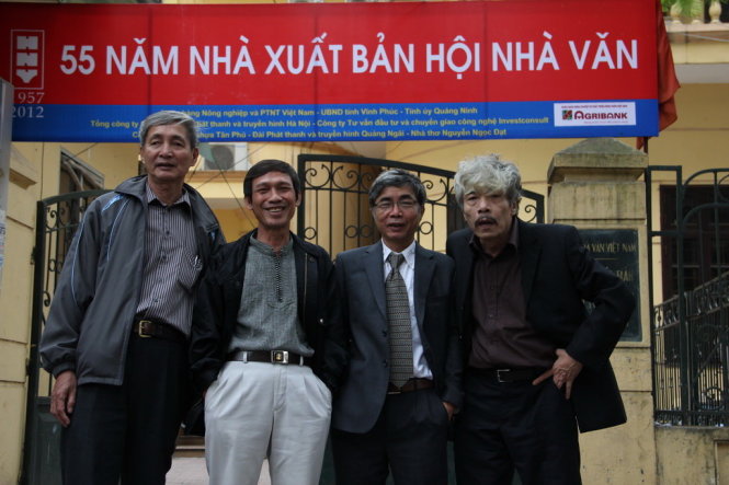Sau khi nhà văn Trung Trung Đỉnh&nbsp;(thứ ba từ trái qua)&nbsp;nghỉ hưu, NXB Hội nhà văn vẫn chưa tìm được người vào vị trí giám đốc - Ảnh: NGUYỄN ĐÌNH TOÁN