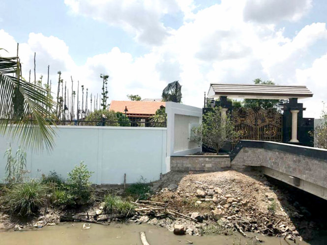 Khu biệt thự xây dựng trái phép của ông Ngọ (ảnh chụp từ bên ngoài vào chiều 20-4). Ảnh: K.TÂM