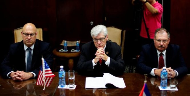Thống đốc bang Mississippi, ông Phil Bryant (giữa), tại cuộc gặp với Bộ trưởng thương mại và đầu tư Cuba Rodrigo Malmierca (không có trong ảnh) tại thủ đô Havana, Cuba ngày 19-4 - Ảnh: Reuters