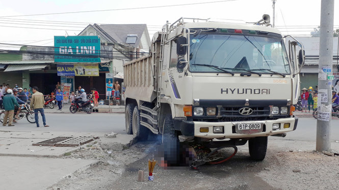 Hiện trường vụ tai nạn làm người phụ nữ chết thảm - Ảnh: Xuân An
