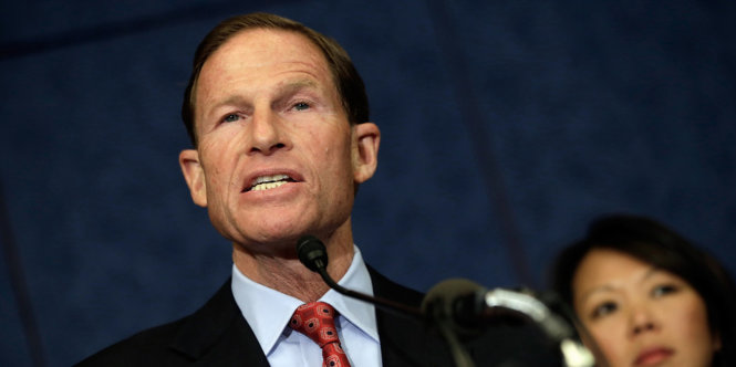 Thượng nghị sĩ Richard Blumenthal của Đảng Dân chủ đề xuất dự luật bảo vệ quyền lợi cho những người đi máy bay - Ảnh: Reuters