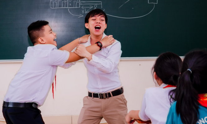 Thạc sĩ tâm lý Lê Minh Huân chia sẻ với học trò một số tư thế chống trả kẻ xấu trong tình huống khẩn cấp - Ảnh: N.Lâm