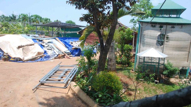 Các đống vật dụng được phủ bạt lên trên, một số cột gỗ lộ ra bên ngoài - Ảnh: B.D