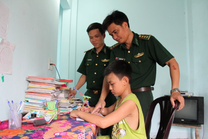 Những người cha quân hàm xanh đến thăm cháu Ấn - Ảnh: Trần Mai
