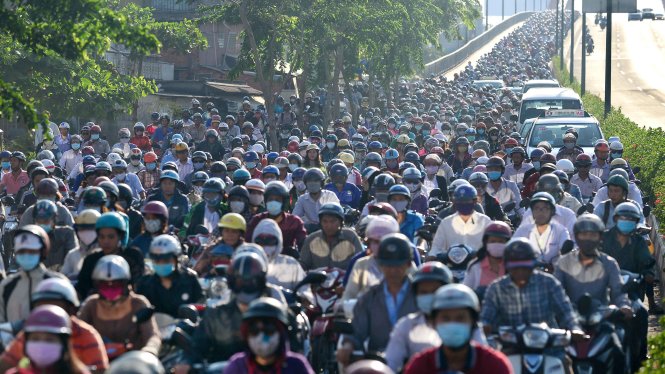 Ùn ứ xe máy kéo dài trên đường Phạm Văn Đồng đoạn qua quận Bình Thạnh, TP.HCM sáng 20-4 - Ảnh: Quang Định