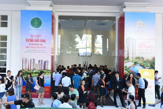 Đông đảo khách hàng tới sớm để đặt mua căn hộ - Ảnh: HỮU THUẬN