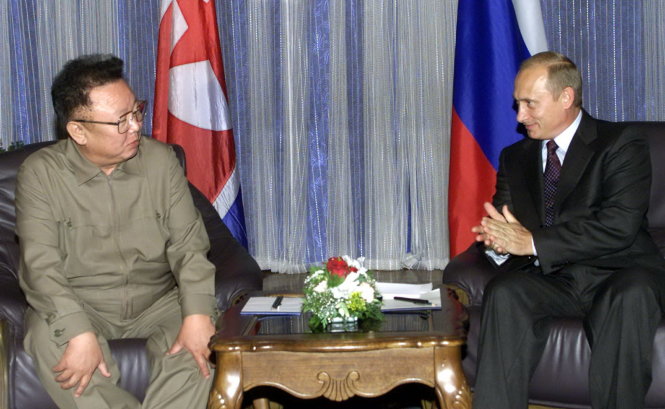 Nhà lãnh đạo Triều Tiên Kim Jong Il hội đàm với Tổng thống Vladimir Putin tại Vladivostok (Nga) ngày 23-8-2002 - Ảnh: AFP