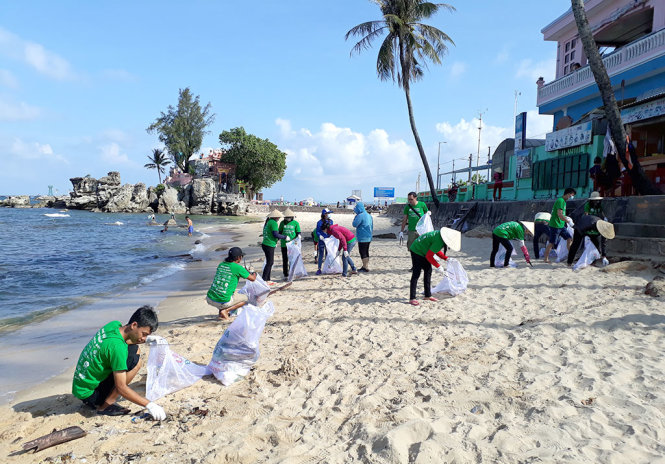 Nhặt rác tại bãi biển Dinh Cậu - Ảnh: H.TRUNG