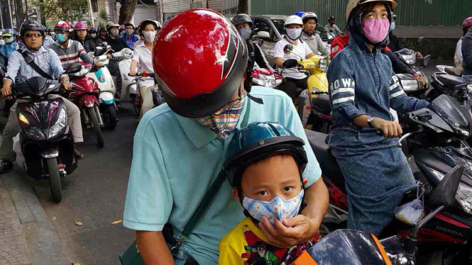 Khẩu trang chỉ có thể chặn phần nào loại bụi mịn PM10, còn với bụi siêu mịn PM2.5 thì “pó tay” - Ảnh: Bích Thảo