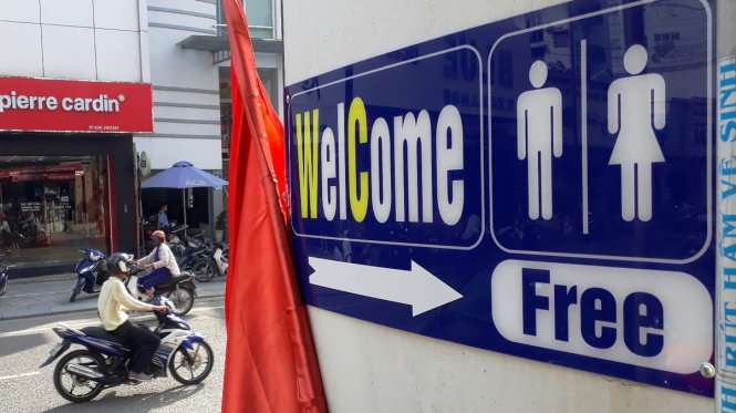 Việc nhiều cơ quan, đơn vị mở “nhà vệ sinh miễn phí” nhận được sự hướng ứng của người dân cũng như khách du lịch khi đến Huế - Ảnh: NHẬT LINH