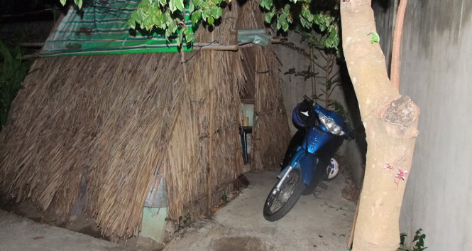 Căn chòi lá nơi xảy ra vụ việc.