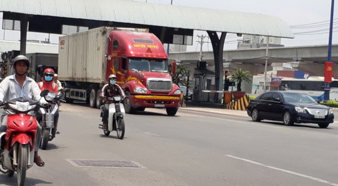 Nhiều doanh nghiệp vận tải “la làng” việc thu phí cứng nhắc tại các trạm thu phí. Trong ảnh: xe qua trạm thu phí xa lộ Hà Nội (Q.Thủ Đức, TP.HCM) - Ảnh: Công Trung