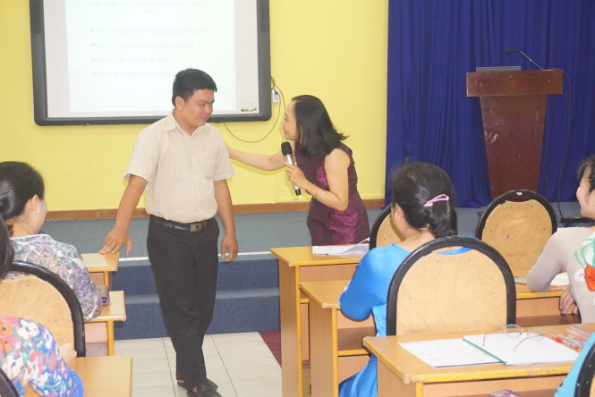 Tại buổi tập huấn, ThS Nguyễn Hồ Thụy Anh đã mời 1 giáo viên nam lên, thể hiện những hành động người giáo viên cần tránh khi cư xử thân mật với học trò Ảnh: H.HG.