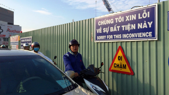 Biển báo công trình sử dụng song ngữ Việt - Anh nhưng có phần tiếng Anh bị dùng sai tại khu vực thi công cầu vượt nút giao thông Nguyễn Kiệm - Nguyễn Thái Sơn - Ảnh : Lê Phan