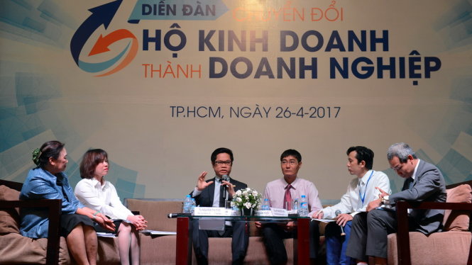 Các diễn giả trong phần thảo luận Tháo gỡ những nút thắt về chính sách thuế hỗ trợ hộ kinh doanh, doanh nghiệp - Ảnh: QUANG ĐỊNH