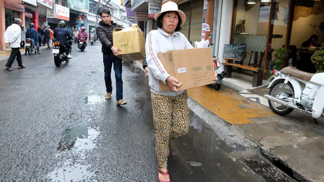 Một số hộ dân đã di dời dần đồ đạc do lo sợ nhà sụp đổ - Ảnh: M.VINH