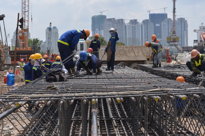 Hai dự án lớn đang thiếu vốn là tuyến metro Bến Thành - Suối Tiên và dự án cải thiện môi trường nước giai đoạn 2. Trong ảnh: công nhân thi công nhà ga Ba Son của tuyến metro Bến Thành - Suối Tiên - Ảnh: QUANG ĐỊNH