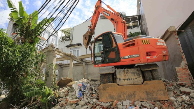 Cơ quan chức năng tiến hành tháo dỡ công trình sai phạm của ông Hoàng -
 Ảnh: M.Vinh