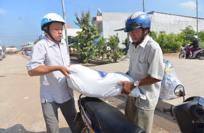 Người dân nhận quà từ các đơn vị hảo tâm - Ảnh: DUYÊN PHAN