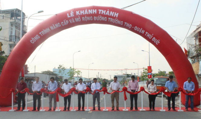 Lãnh đạo quận Thủ Đức cắt băng khánh thành công trình - Ảnh: MINH PHƯỢNG