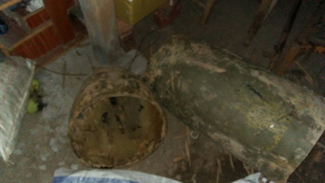 Quả bom bị nhóm đối tượng cưa xong, lấy thuốc nổ đem bán - Ảnh: KHÁNH TRUNG