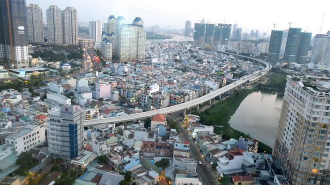 Tuyến metro Bến Thành – Suối Tiên đang rơi vào cảnh thiếu vốn thi công. Trong ảnh: metro đoạn qua quận Bình Thạnh - Ảnh: T.T.D.
