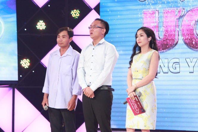 Thanh Quí (giữa) khóc khi kể về mẹ và ba dượng thương mình như ruột thịt.