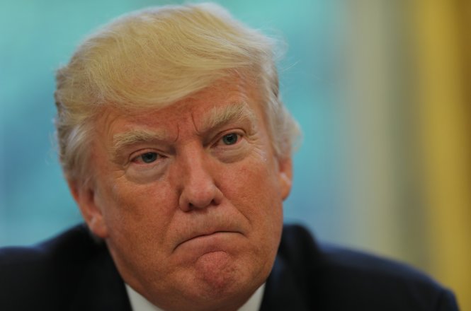 Tổng thống Donald Trump trả lời phỏng vấn hãng tin Reuters tại Phòng Bầu dục ở Nhà Trắng tại Washington, Mỹ ngày 27-4 - Ảnh: Reuters
