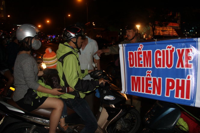 Một bãi giữ xe miễn phí phục vụ người coi pháo hoa do UBND phường Bình Thuận, quận Hải Châu,Đà Nẵng lập ra - Ảnh: TRƯỜNG TRUNG