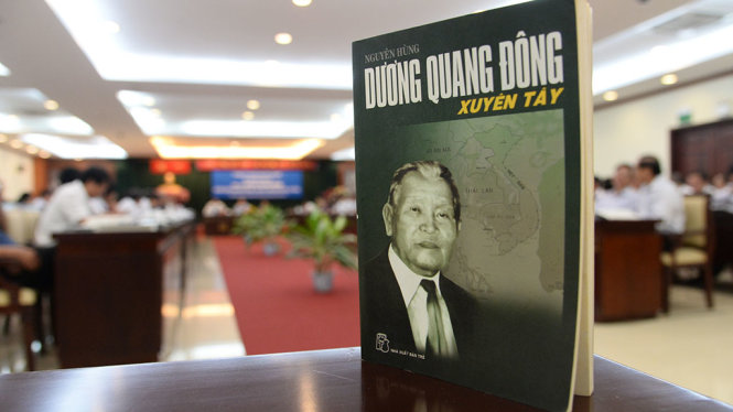 Sách viết về cuộc đời người cộng sản Dương Quang Đông luôn kiên trung tận tụy suốt đời vì dân, vì Đảng - Ảnh: TỰ TRUNG