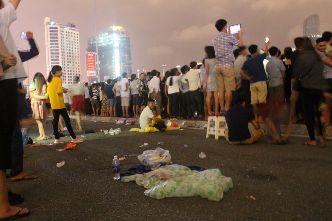 Rác ngổn ngang trên cầu sông Hàn - Ảnh: ĐOÀN NHẠN