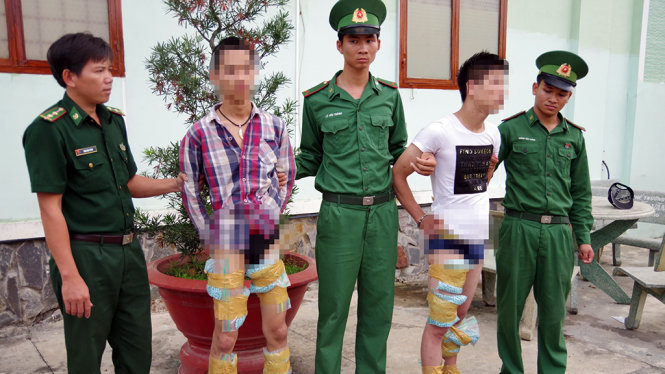 Phạm Văn Thuận và Nguyễn Tùng Ánh cùng tang vật 13.000 viên ma túy tổng hợp tại đồn biên phòng cửa khẩu quốc tế Mộc Bài - Ảnh: CTV
