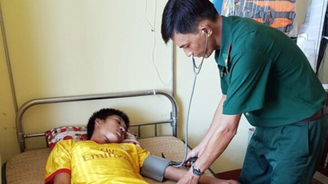 Một trong hai thuyền viên ôm phao nhảy biển được chăm sóc tại Đồn biên phòng Đất Mũi - Ảnh: CTV