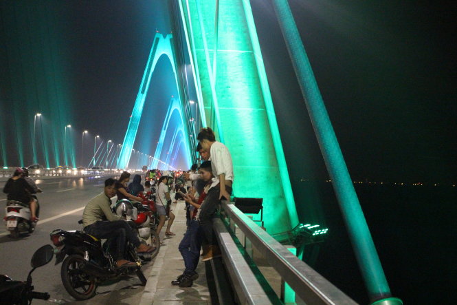 Rất đông người dừng xe 