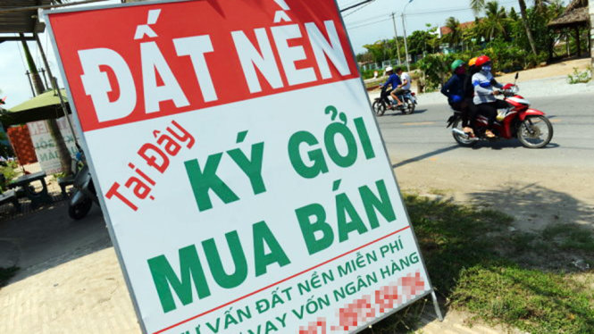 Quảng cáo mua bán nhà đất trên đường Nguyễn Xiển, Q.9, TP.HCM trưa 1-5 - Ảnh: QUANG ĐỊNH