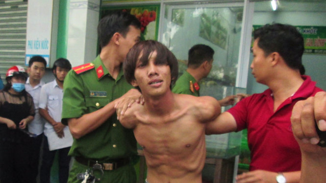 Đối tượng ngáo đá bị khống chế - Ảnh: THÀNH NHƠN
